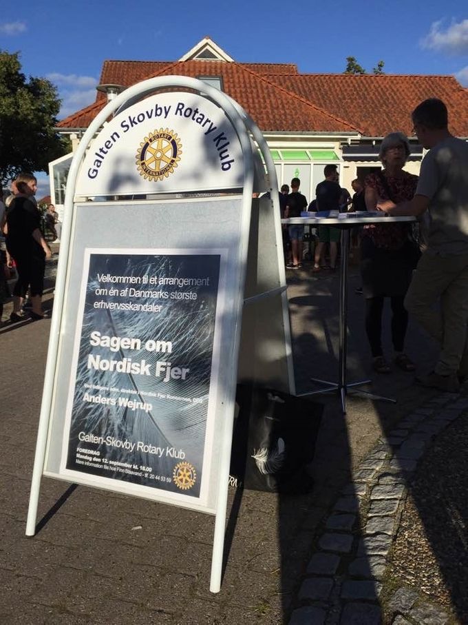 Nordisk Fjer Karavanen lagde vejen for Galten-Skovby Rotary Klub mandag den 12., september 2016. Det blev et brag af en aften. 110 engagerede tilhørere på Øster Skovgaard i Låsby, mødte Solkongen, Rigsforstanderen, Mørkets Fyrste, Tryllekunstneren, Panamamanden m.m.fl.