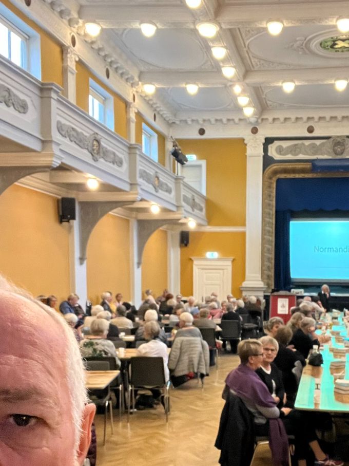 OK-Klubben i Randers, den 27. oktober 2021. 225 deltagere fik henover lige knap 2 1/2 time et kulturelt og historisk indblik i Normandiet og de allieredes invasion i 1944